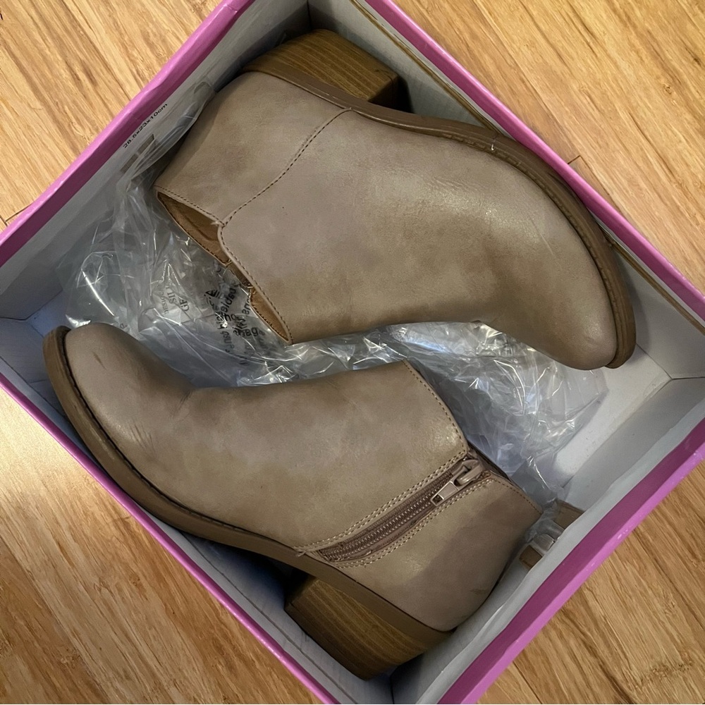 Soda taupe ankle boots 6.5